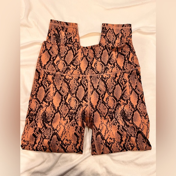 Fabletics workout leggings 🌺 - Picture 1 of 3